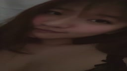 大二骚母狗，在宿舍里露奶自拍勾引