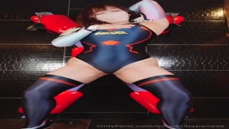 下品11（ガニ股）