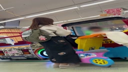 ゲーセンに居た子持ちの若いママさん逆さ撮り