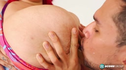 夫が妻の巨大な乳房を吸いながら授乳する 36（完全版）