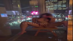 窓の前で自慰行為をする