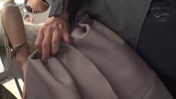 人妻(ゆり)が満員電車で痴〇されイキ乱れる