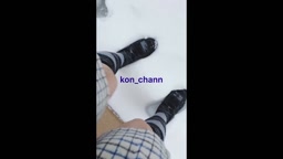 雪の中でスカートおもらし