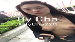 中国人女性が屋外で裸になる (1)