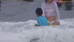 なぜか海でノーブラ