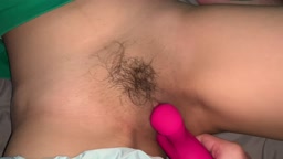 彼女のまんこをいじめる