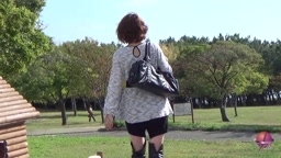 野外でオナニー見つかって見せつける