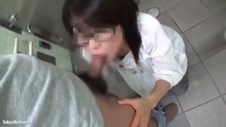 旦那さん・お子さんと遊んでいるさなかサービスエリアで中出しされる奥さん