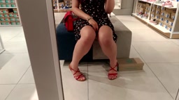ある女性露出狂が、買い物中に自分の体を露出させた。