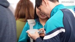 おばさん(りえこ)に触られて勃っちゃう青年