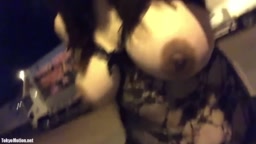 露出　巨乳　黒乳輪