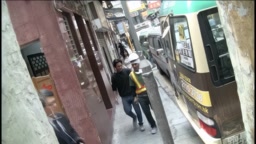 魅惑的な女性は路上で、そしてバスの中でも、その豊艶な身体を露わにしている。