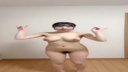 巨乳を揺らして踊る女