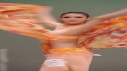 ダンスコンテストで乳首チラ
