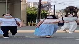 街角着衣胸