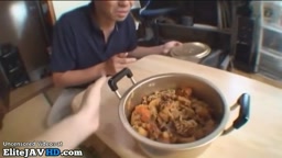 巨乳の美しい熟女が興奮した見知らぬ男を満足させる