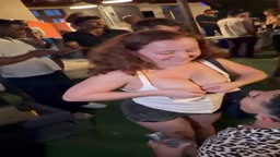 巨乳の赤毛女性が大学のパーティーで母乳を噴出 8