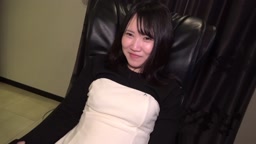 8頭身のスレンダー白肌美人。「いれてください」と懇願する姿がだんだん乱れていく。柔らかく締まる美尻を激しく突かれながら濡れたボディで何度も絶頂を迎え、膣奥に中出し。