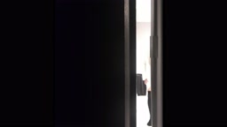 隣に住む女性が、下着を確認するためにスカートをまくり上げている。