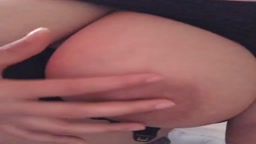 大きな胸、ピンクの乳首、授乳中！