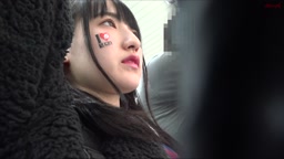 パンティをずり下ろして愛液まみれのマ○コにゴム無し挿入