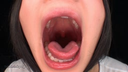 琥珀うたの口の中