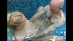7 Orgasms in the Pool with My Amateur Kissing Cuckold