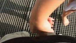 Deutsche Amateurin mit großen Titten gibt auf einem Pier einen Blowjob
