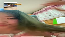 青い髪のパジャマ女性_アイスボール