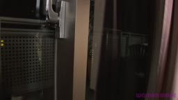 woman inside 水沢詩織 7