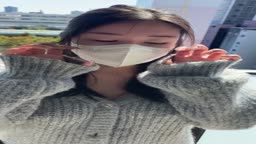 窓辺でグレーのセータースタイル