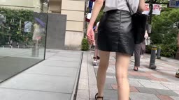 着衣生足美脚ミニスカ