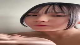 JKが手に臭そうな唾液を垂らす