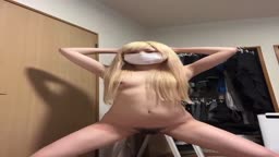 金髪ギャル　　ガニ股　羞恥芸