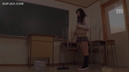 幼馴染が照れながらパンチラ誘惑
