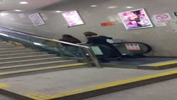 Encoxada cum escalator caught