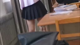 前屈みでチラ