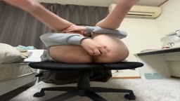 椅子に座りながら