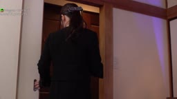 一本道夫の遺影の前で中出し供養 1