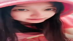 配信中　隙間から乳首が…