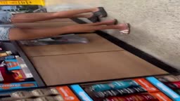 chicas en la tienda2