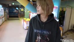 夜の公園で散歩