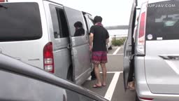 海の駐車場で生着替え①