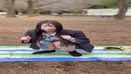 レジャーシート持っておっきな公園で一人ピクニックぱんちらしてきたよっ