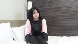 運動系美女キャリアのためにデカチンでストレッチ