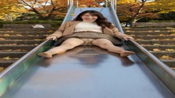 人妻滑り台パンチラ (21)
