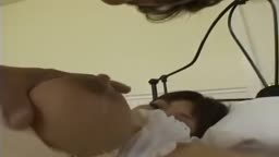 彼は授乳用に作られた巨大な乳房を吸っている2