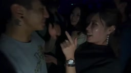 クラブで二人の美人さんとキス