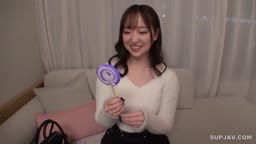 白い肌がやけに印象的で笑顔が眩しい女の子