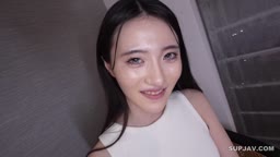 【初撮】19歳 美しすぎる色白な腹筋美ボディムスメ。カラダの相性が良すぎて激ピストンセックス中に微笑を浮かべながらイキまくる。経験少ない敏感マンコにたっぷり中出し。